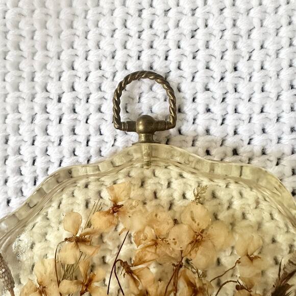 Resin Scalloped Edged Dried Preserved Pressed Wildflowers Seashell Wall Hanging - Picture 2 of 7